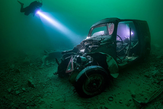 Eintauchen ins tiefe Blau