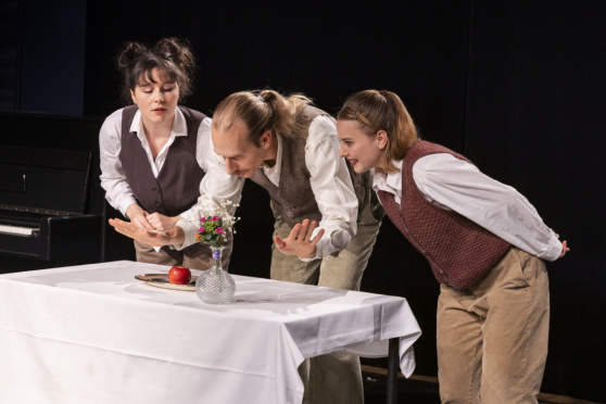 Cie. momoll: Bitte nicht über den Tellerrand stolpern!