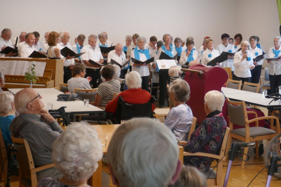Seniorenchor singt im Alterszetrum (Senior mach mit)