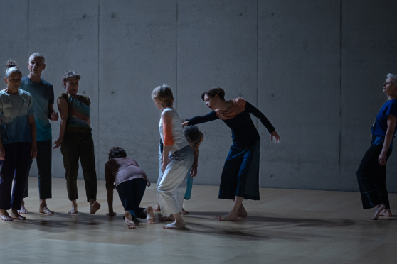 making a sullen roar (as de wind does)