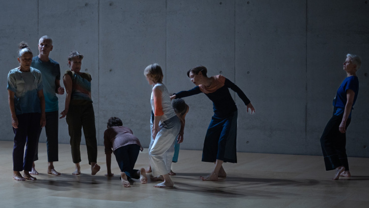 making a sullen roar (as de wind does)