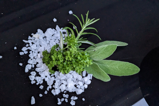 Hexenküche im Garten Kräutersalze herstellen