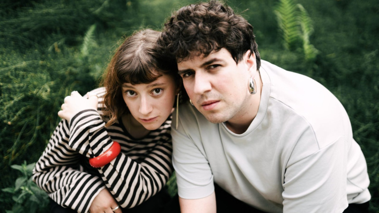 Wohnzimmerkonzert mit Mainact Lost in Lona - Supportact tba