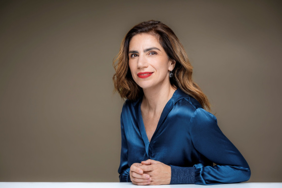 Dana Grigorcea: Tanzende Frau, Blauer Hahn.