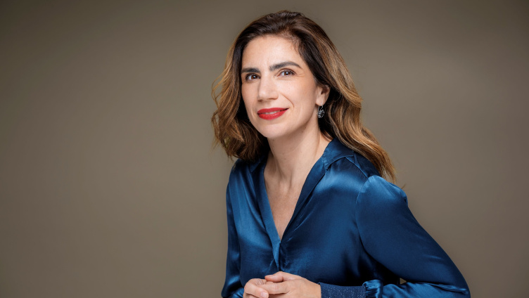 Dana Grigorcea: Tanzende Frau, Blauer Hahn.