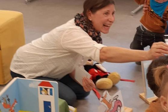 Verse, Fingerspiele und Geschichten gemeinsam erleben