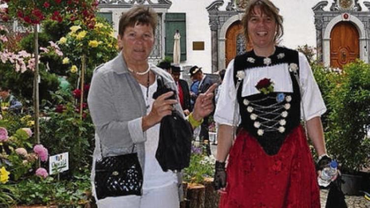 Feststimmung am Tag der Hüte und Trachten