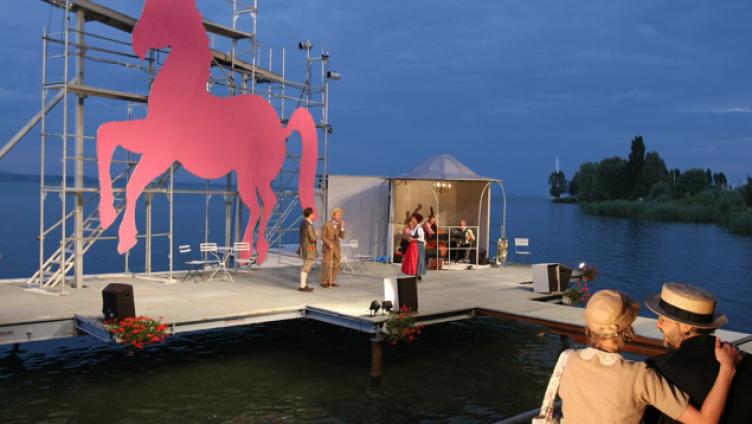 Weg von Wohlklang und Ausstattung