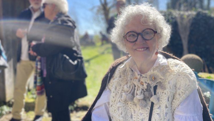 Madame Tricot serviert in der Kobesenmühle