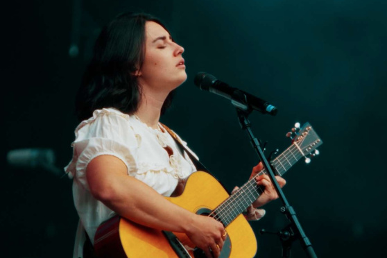 Die starke neue Stimme im Schweizer Folk-Pop