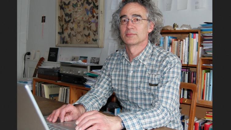 Umgeben von Büchern und Schneckenhäuschen